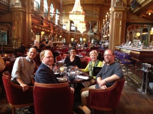 Lunch with our friends from Uppsala, Pär and Daniel. Note the mirrored wall behind our table ...